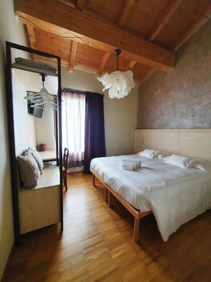 Osteria E Locanda Del Viaggiatore Russi Kültér fotó