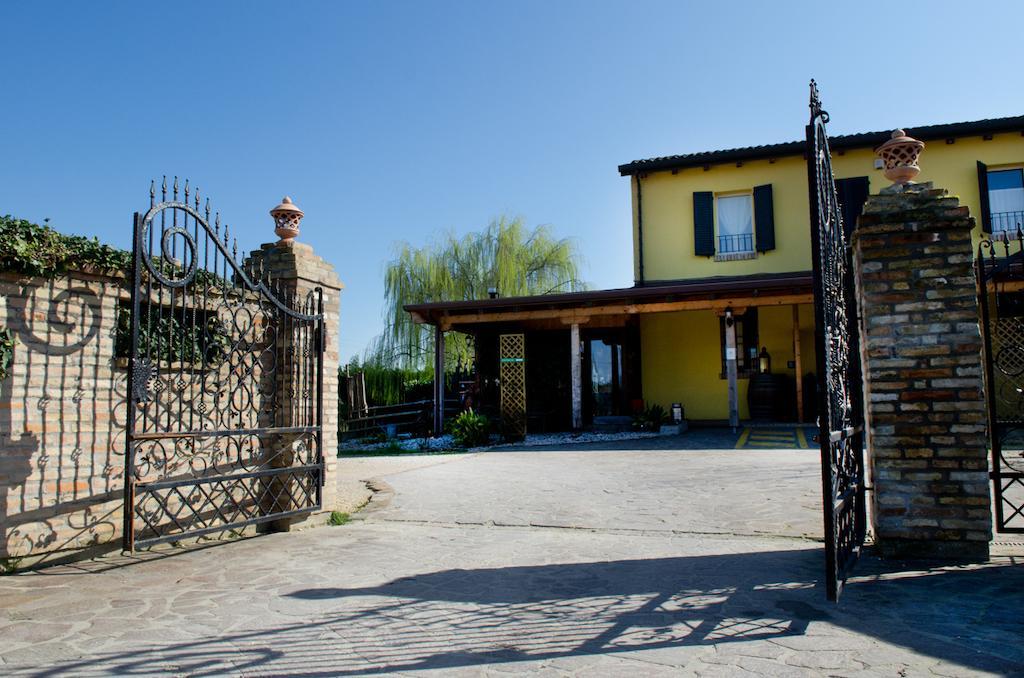 Osteria E Locanda Del Viaggiatore Russi Kültér fotó