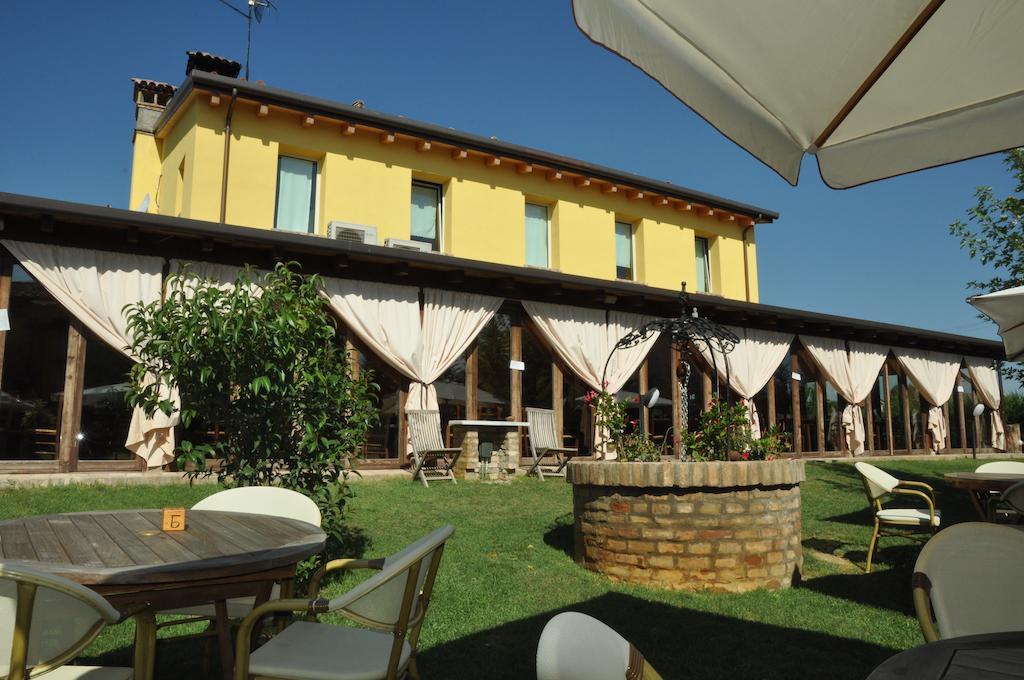 Osteria E Locanda Del Viaggiatore Russi Kültér fotó